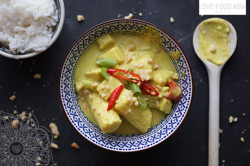 Gelbes Thaicurry mit Hähnchen (Gaeng Karee Gai) - Love.Food.Asia.